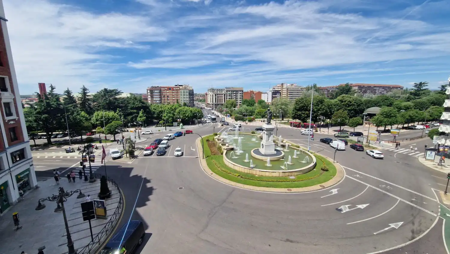 Vista exterior de Apartamento de alquiler en León Capital  con Calefacción y Terraza