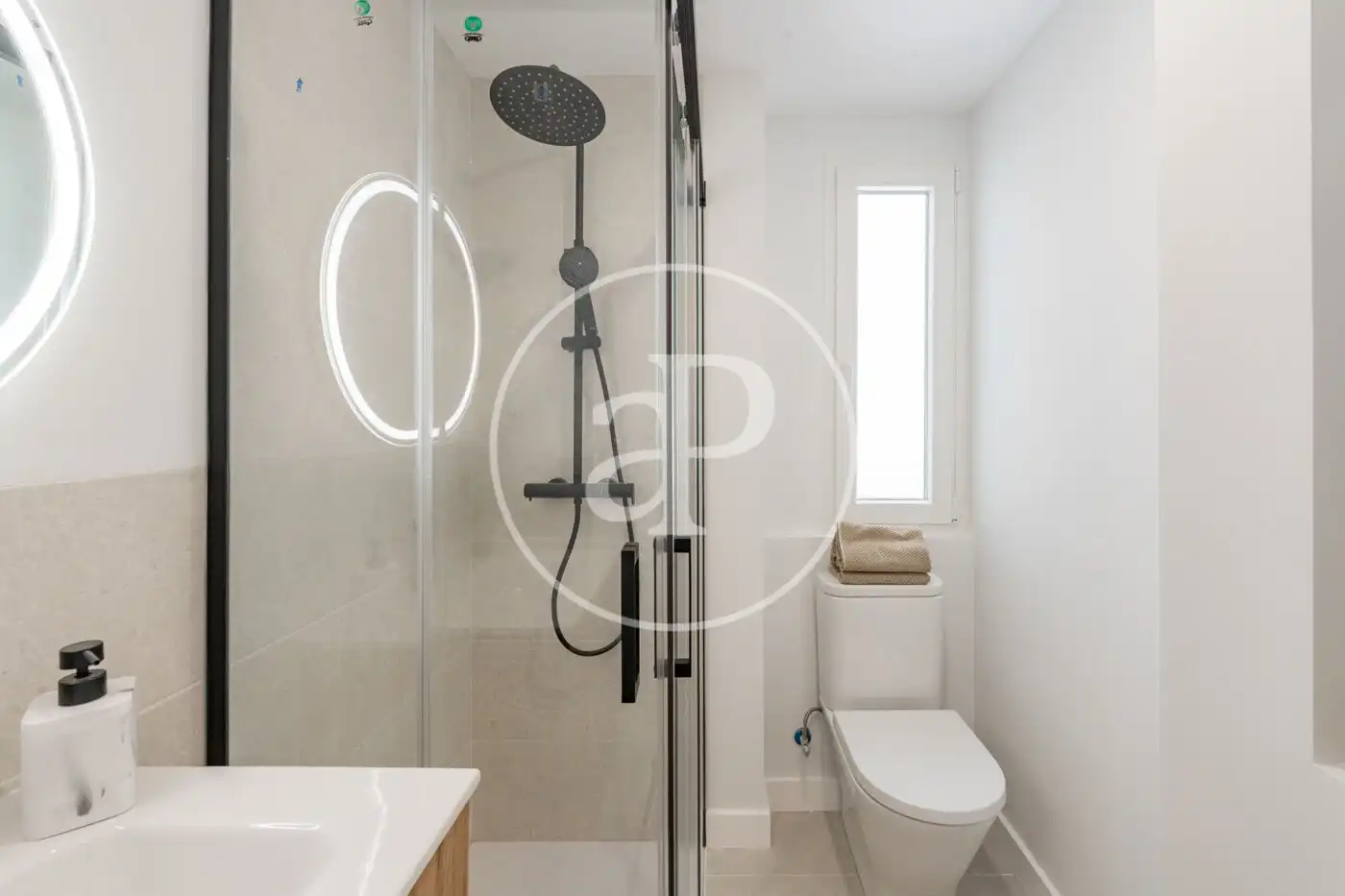 Bathroom of Flat for sale in Madrid  with Air Conditioner, Heating and Terrace