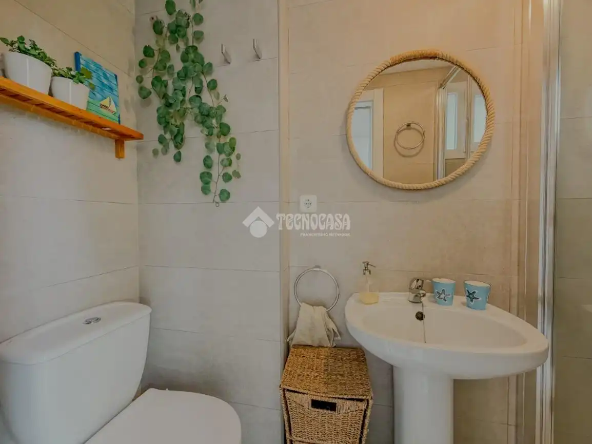 Baño de Piso en venta en Rota con Aire acondicionado, Calefacción y Jardín privado