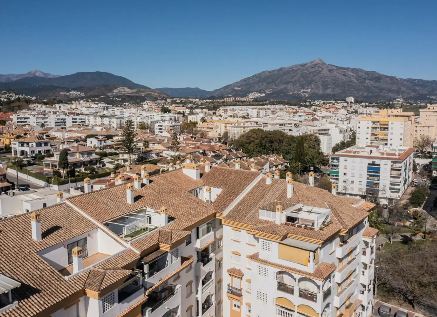 Vista exterior de Dúplex en venda en Marbella amb Aire condicionat, Terrassa i Traster