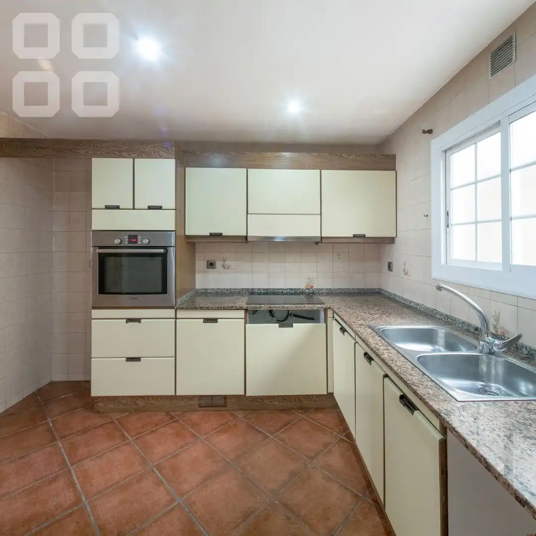 Cocina de Piso en venta en L'Hospitalet de Llobregat con Parquet, Terraza y Balcón