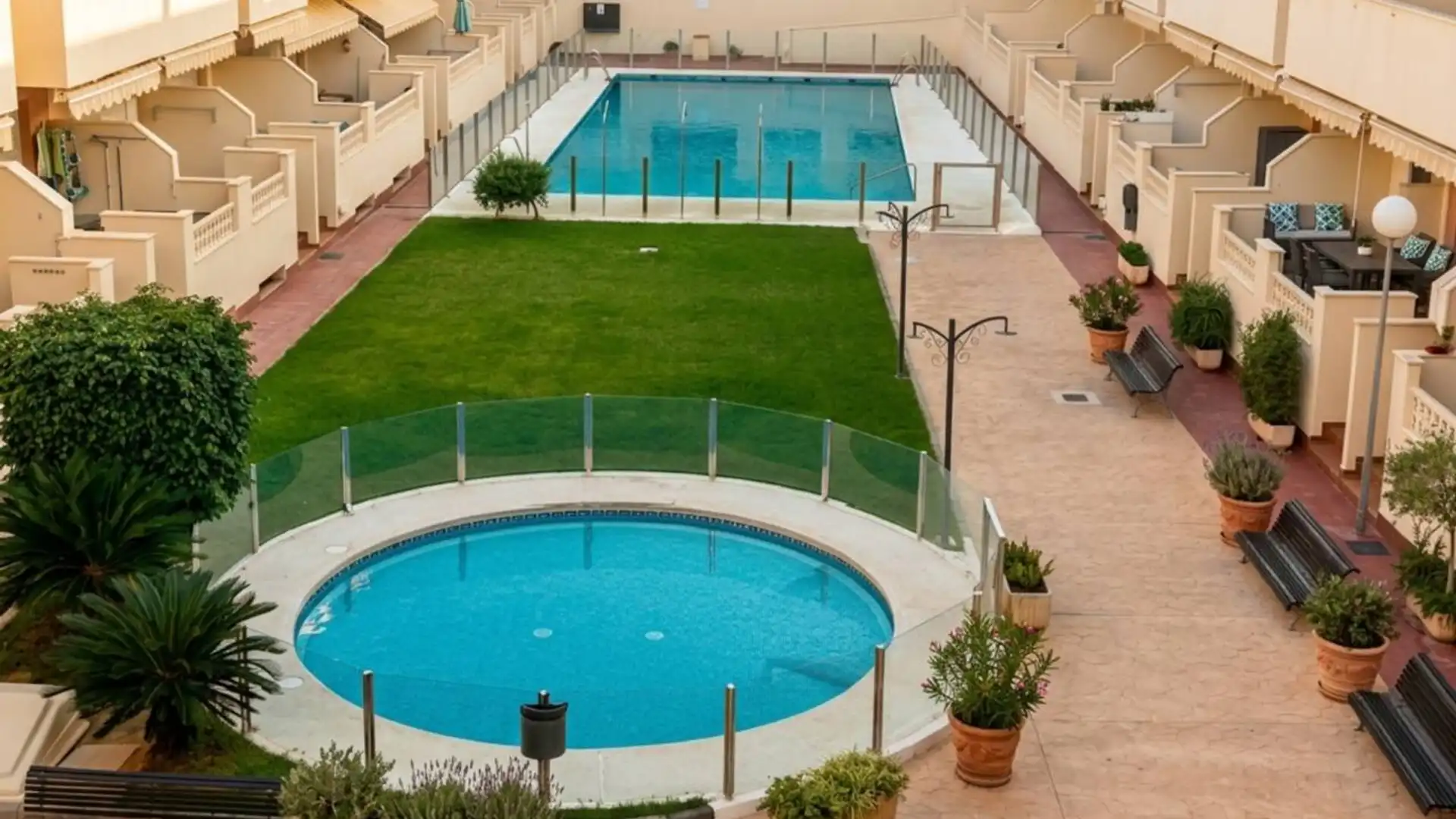 Piscina de Pis en venda en Roquetas de Mar amb Aire condicionat, Terrassa i Moblat