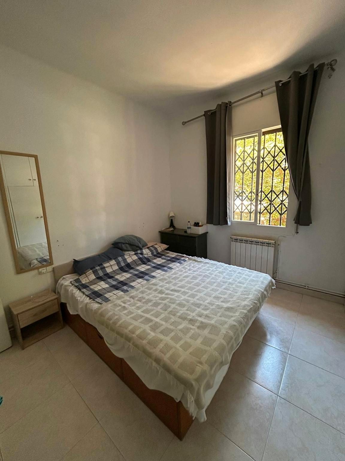 Bedroom of Flat to share in  Barcelona Capital  with Heating, Washing machine and Balcony