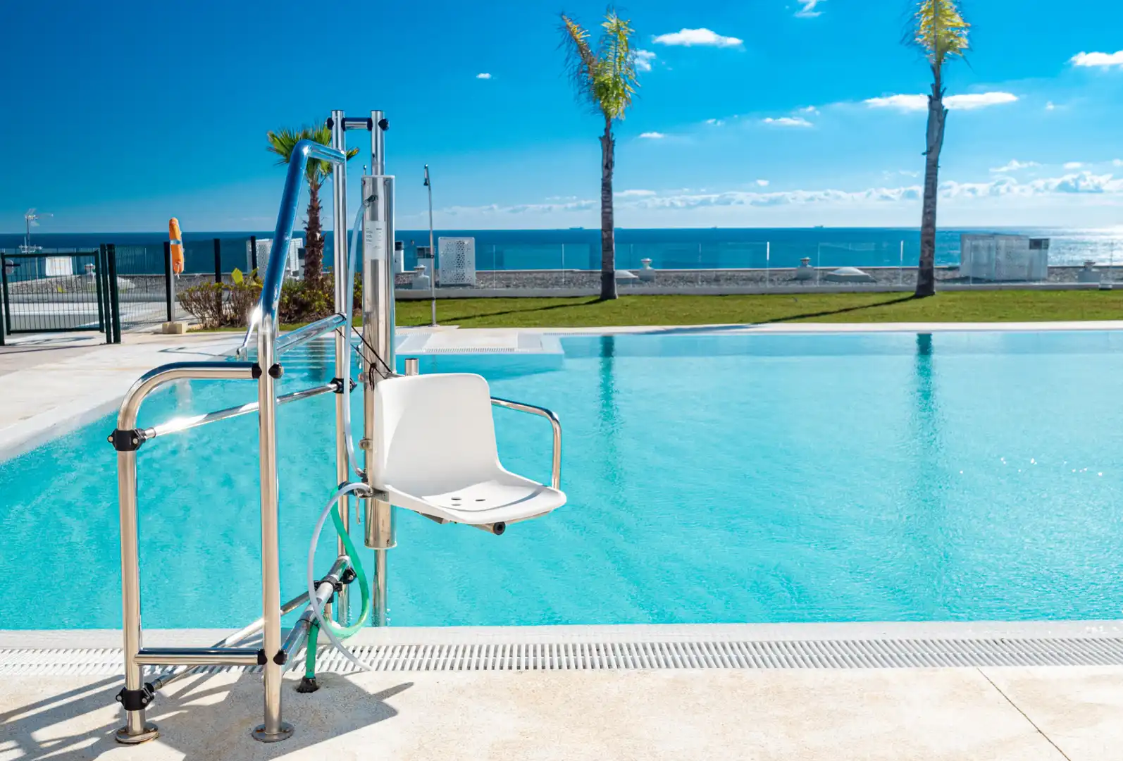 Schwimmbecken von Wohnungen zum Verkauf in La Alcaidesa mit Klimaanlage, Terrasse und Abstellraum