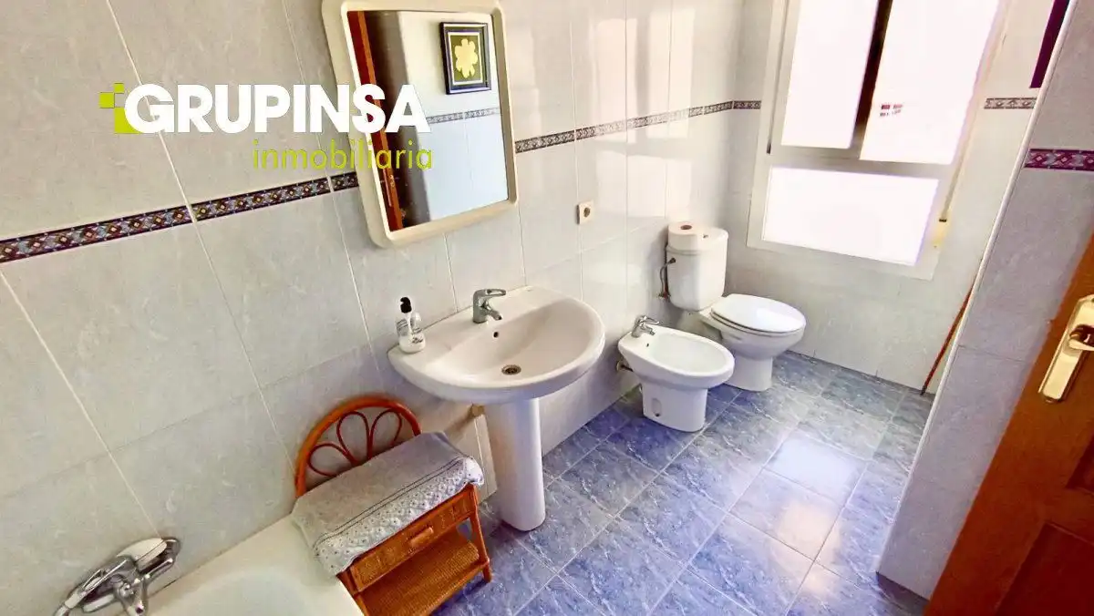 Baño de Piso en venta en Castellón de la Plana / Castelló de la Plana con Aire acondicionado, Terraza y Trastero