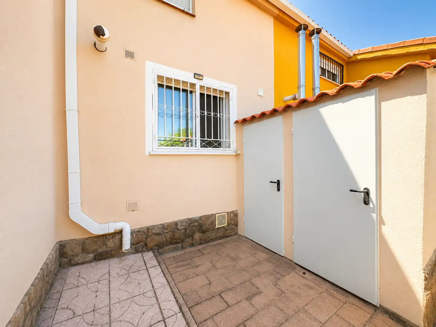 Vista exterior de Casa o chalet en venta en Nuevo Baztán con Aire acondicionado, Calefacción y Jardín privado