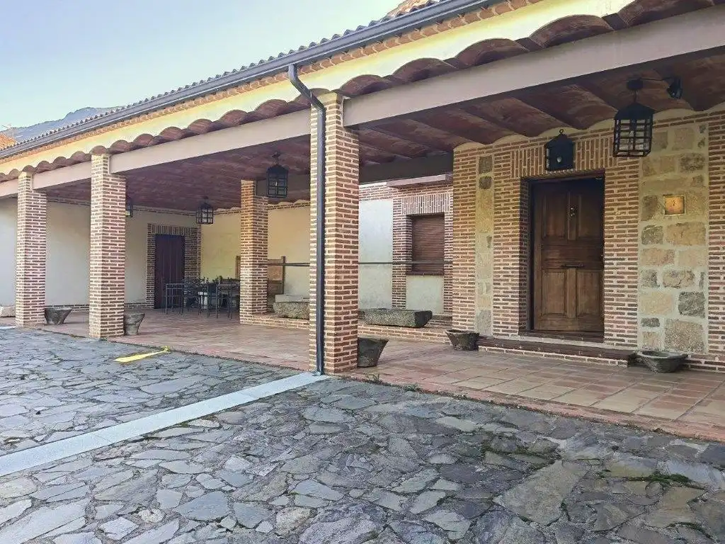 Buildings for sale in Navalonguilla