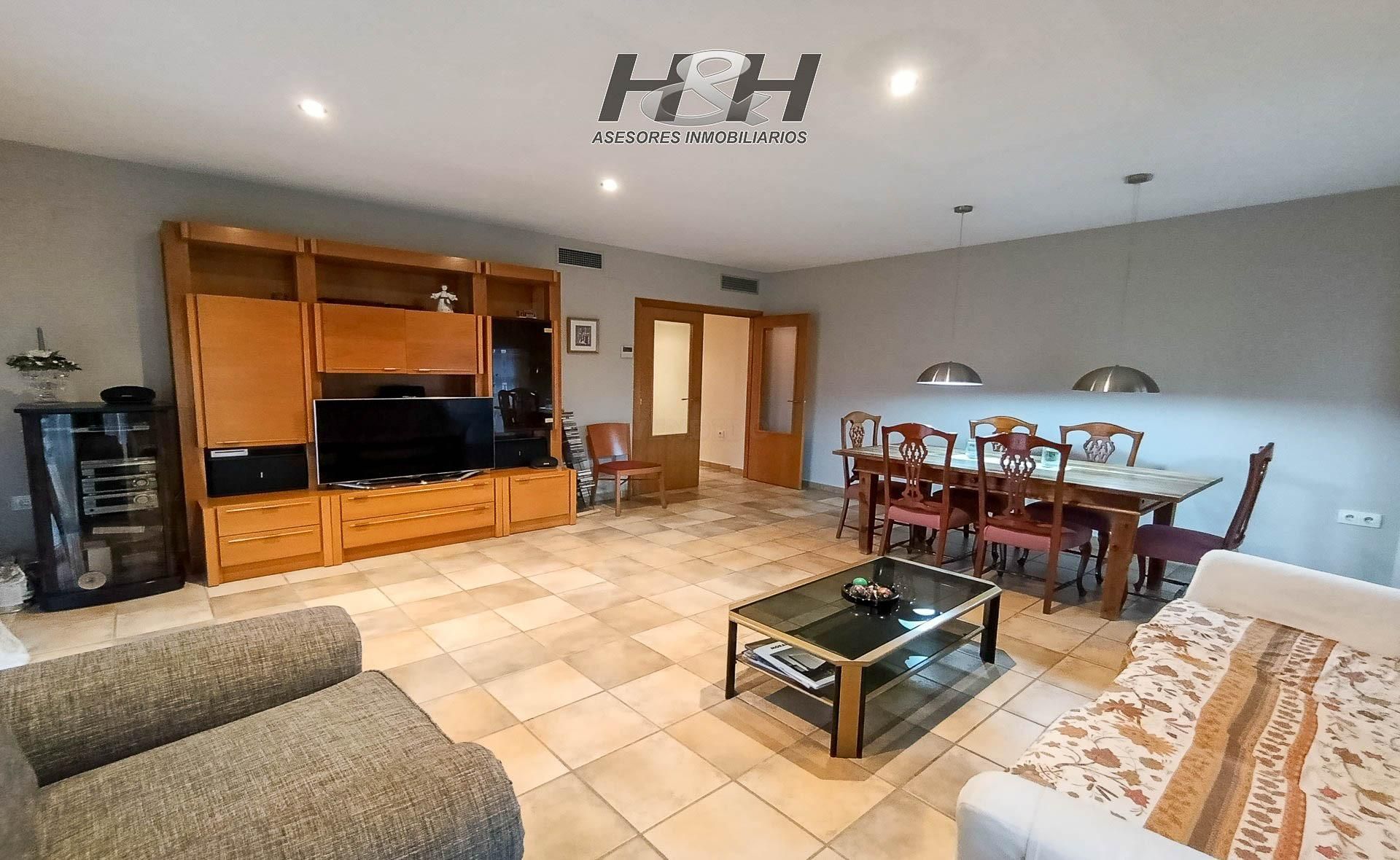 Sala d'estar de Casa o xalet en venda en Burjassot amb Aire condicionat, Traster i Balcó