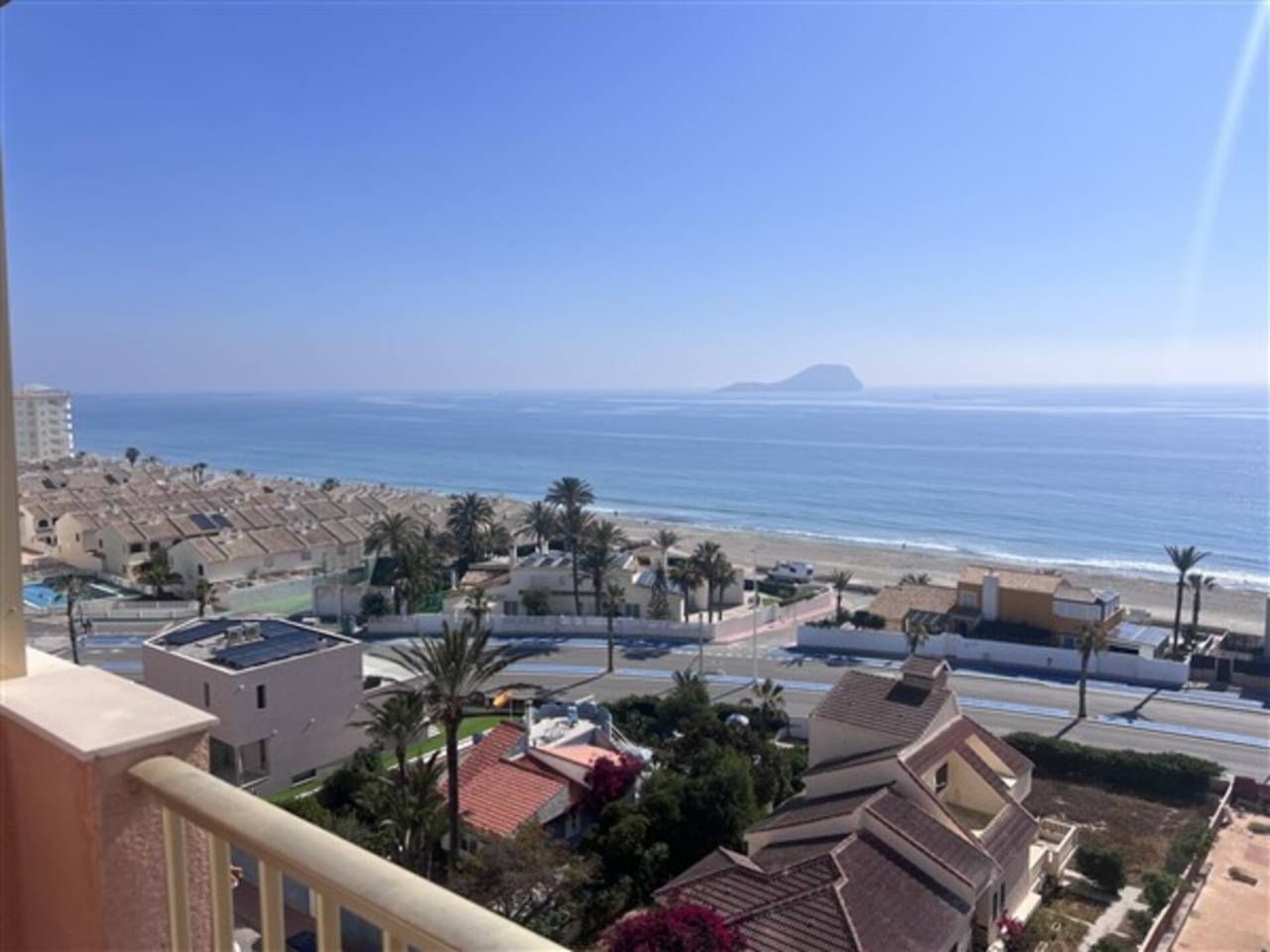 Vista exterior de Pis en venda en La Manga del Mar Menor amb Terrassa, Moblat i Piscina comunitària