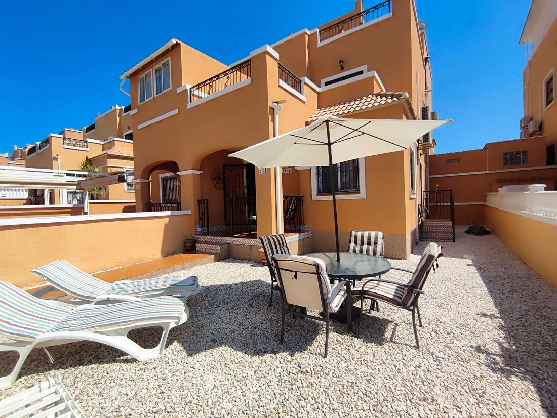Vista exterior de Casa adosada en venda en Orihuela amb Aire condicionat, Jardí privat i Terrassa