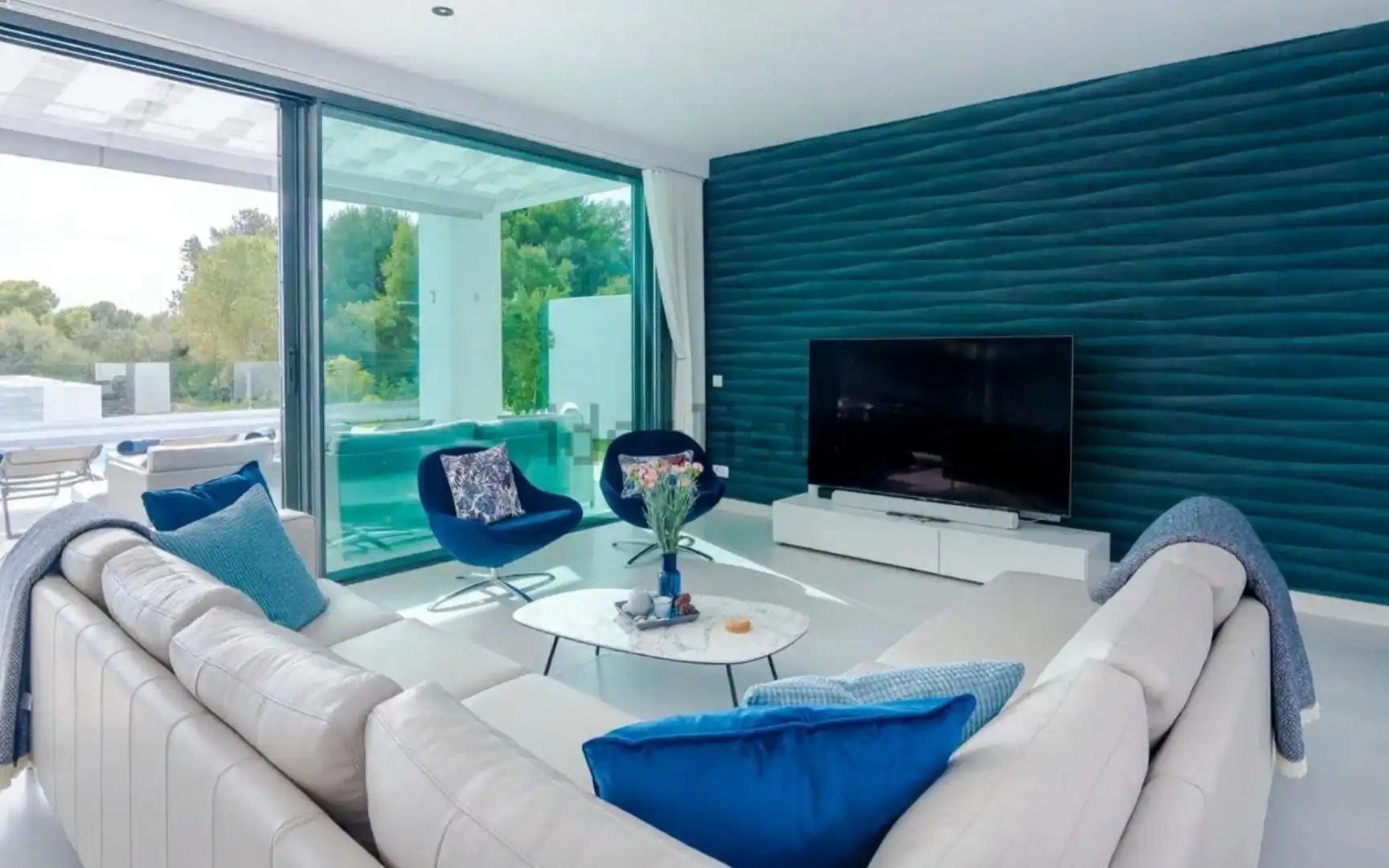 Sala d'estar de Casa o xalet en venda en Marbella amb Aire condicionat, Jardí privat i Terrassa