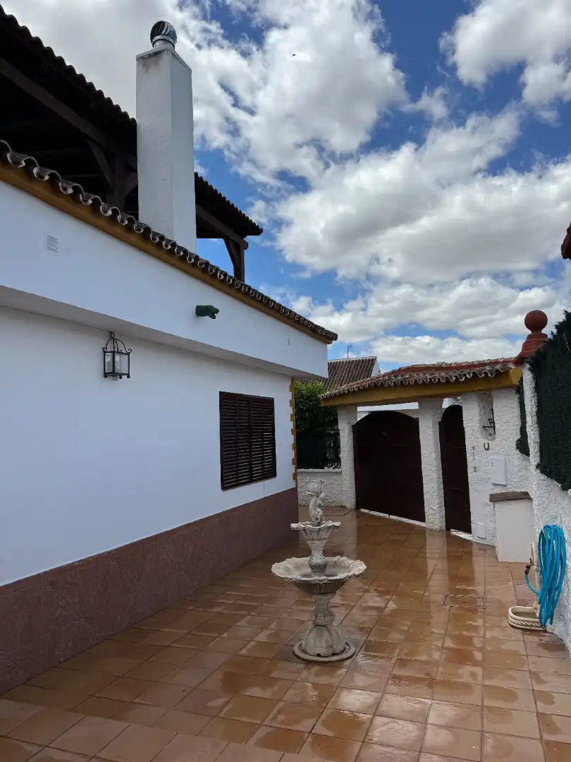 Vista exterior de Casa o chalet de alquiler en Espartinas con Aire acondicionado, Calefacción y Jardín privado
