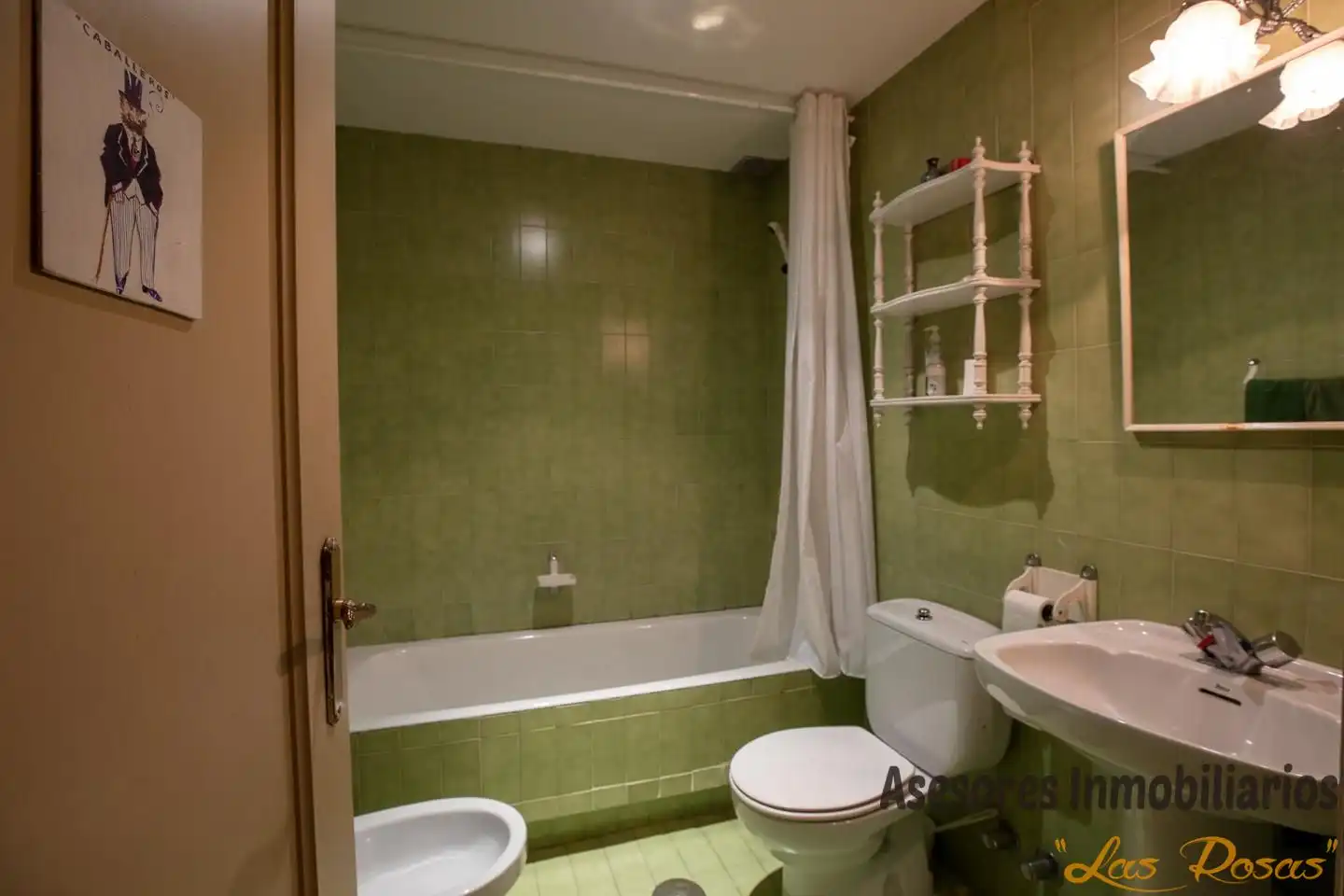 Badezimmer von Einfamilien-Reihenhaus zum Verkauf in Madrid mit Klimaanlage, Heizung und Privatgarten