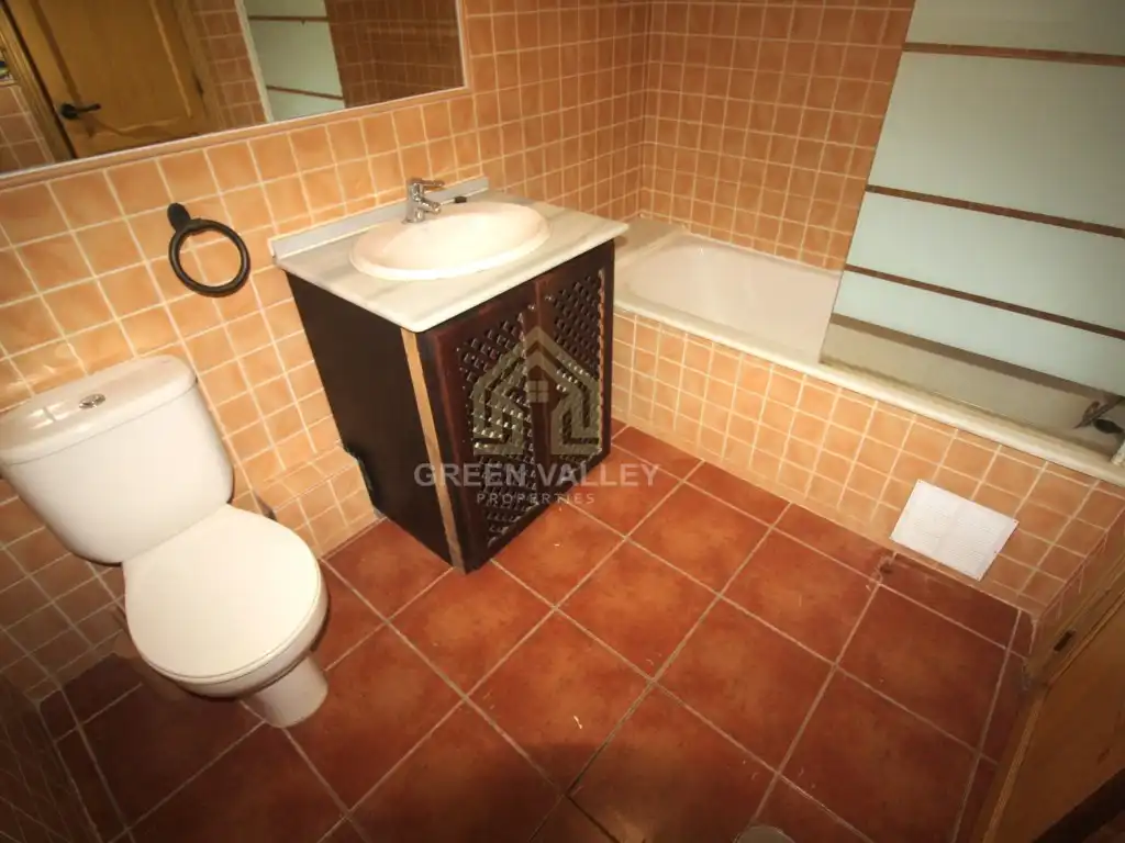 Badezimmer von Erdgeschoss zum Verkauf in La Alcaidesa mit Klimaanlage, Terrasse und Schwimmbad