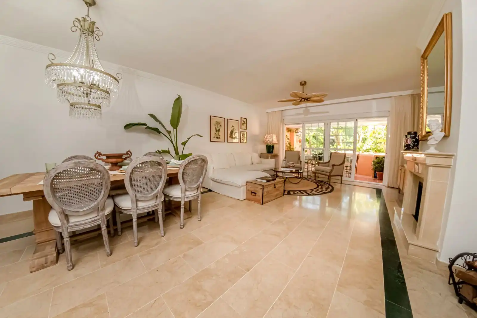 Sala de estar de Casa adosada de alquiler en Marbella con Aire acondicionado, Amueblado y Horno