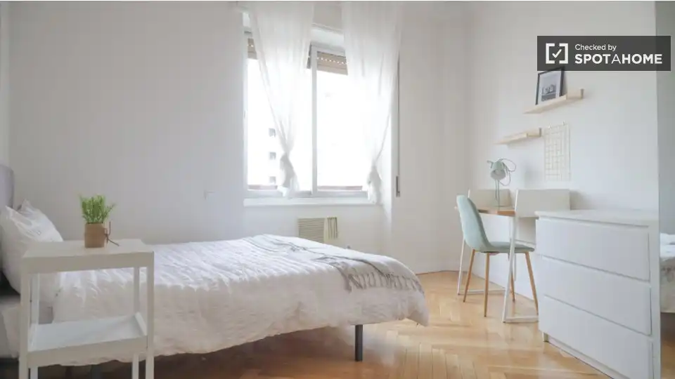 Bedroom of Flat for share in Barrio de Salamanca