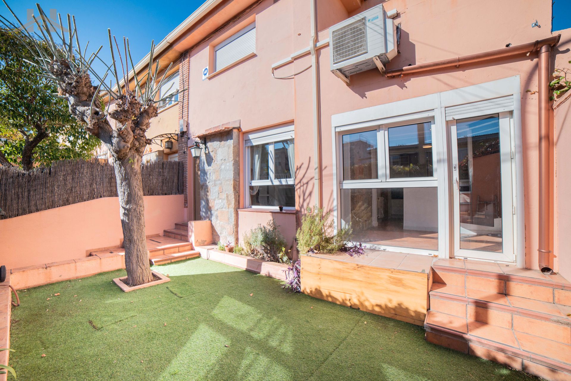 Exterior view of Single-family semi-detached for sale in Pozuelo de Alarcón  with Air Conditioner, Heating and Private garden