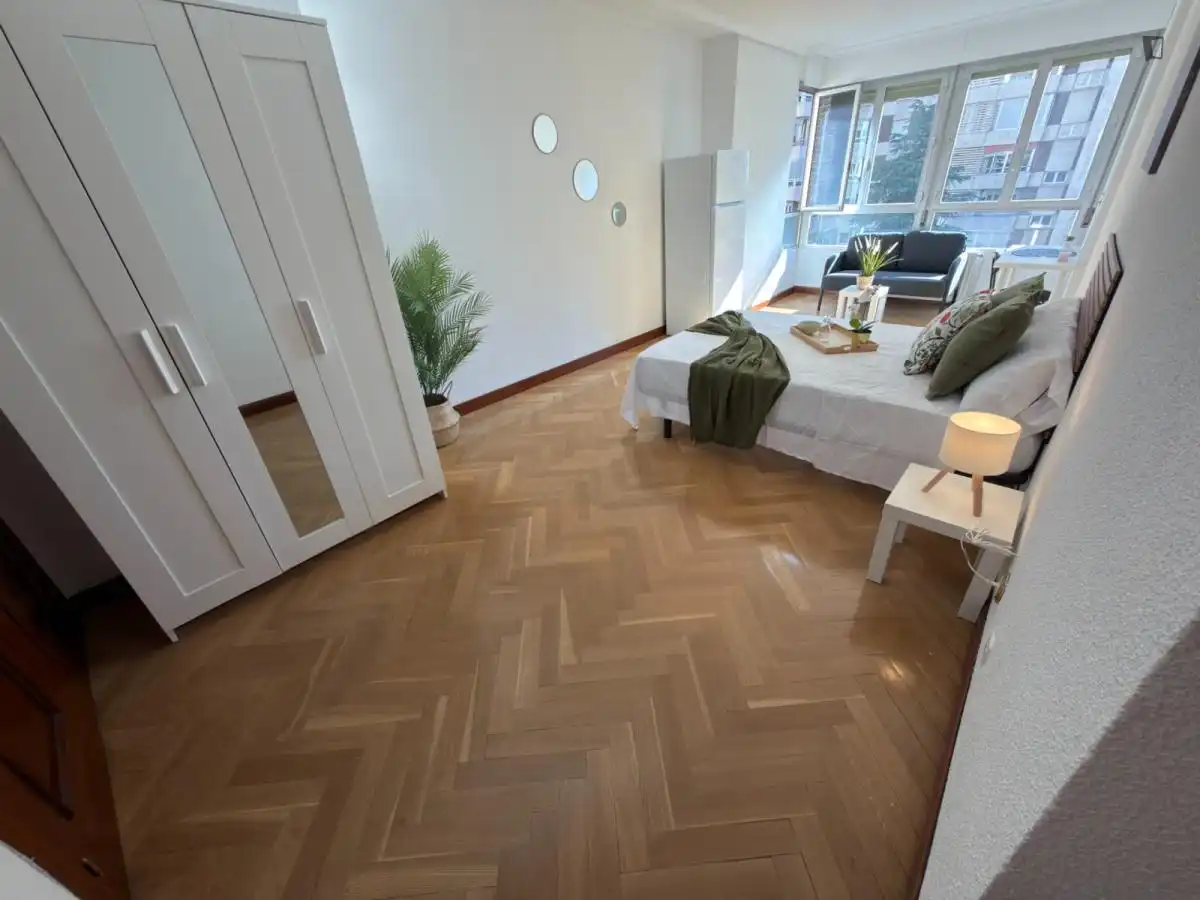 Dormitori de Apartament per a compartir en Madrid amb Calefacció, Moblat i Internet