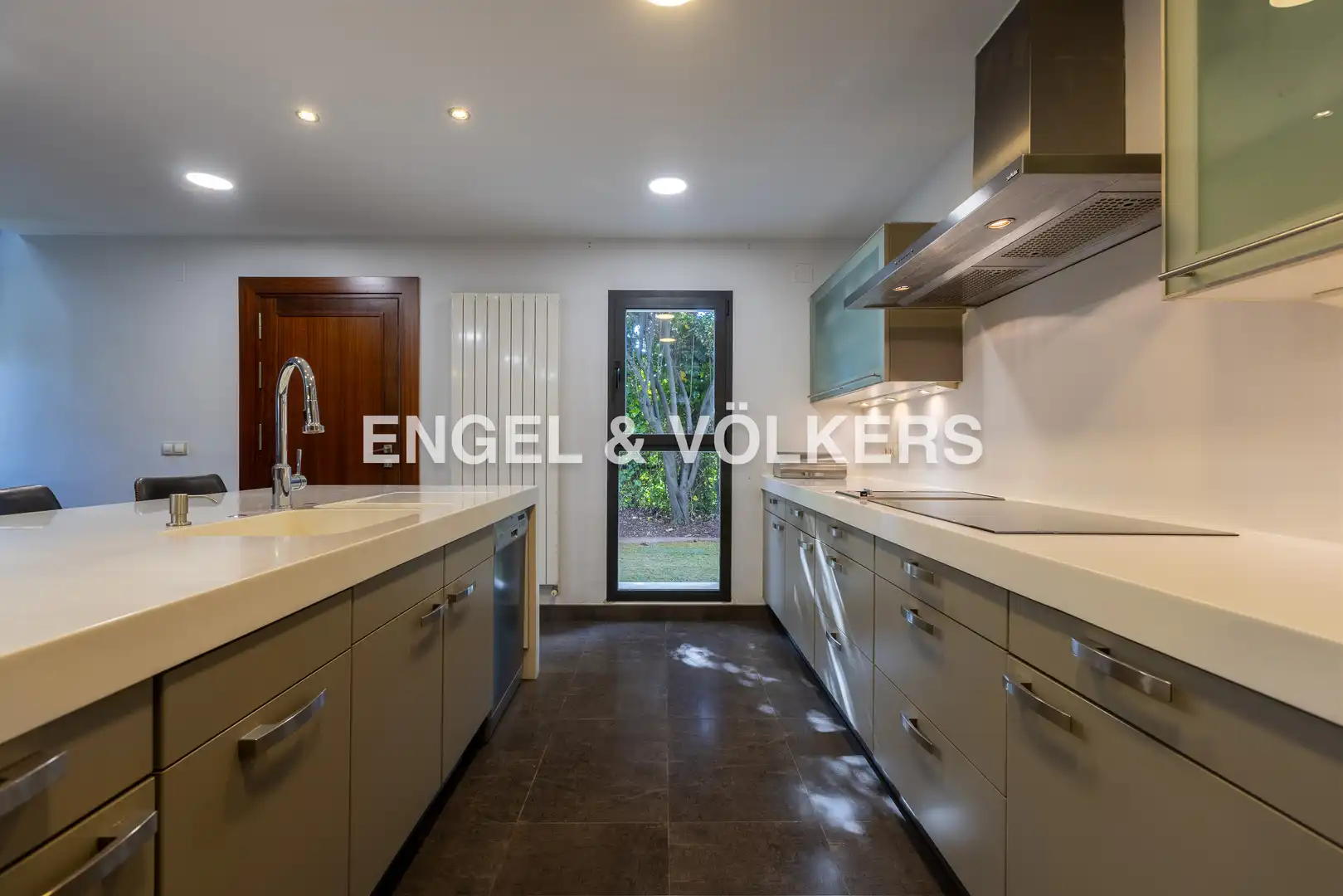 Küche von Country house zum Verkauf in Camas mit Klimaanlage, Heizung und Privatgarten