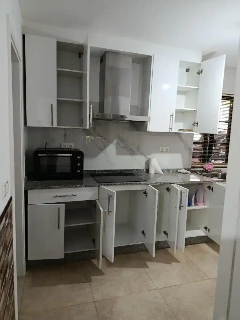 Cuina de Apartament de lloguer en Boqueixón amb Aire condicionat, Moblat i Forn