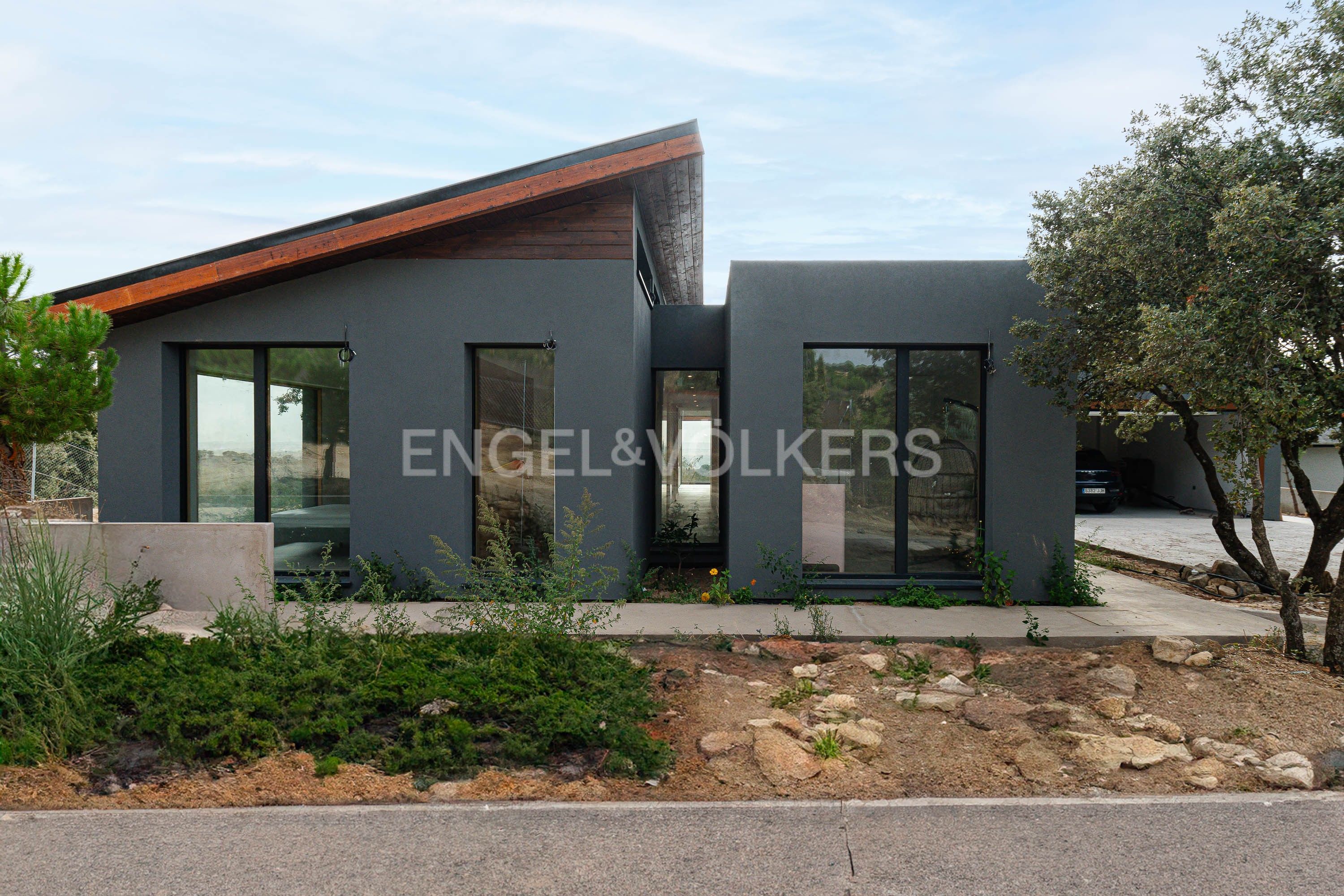 Exterior view of House or chalet for sale in Valdemorillo  with Air Conditioner, Heating and Private garden