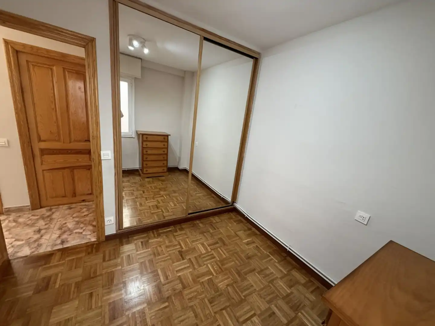Dormitori de Pis de lloguer en Avilés amb Calefacció, Parquet i Moblat