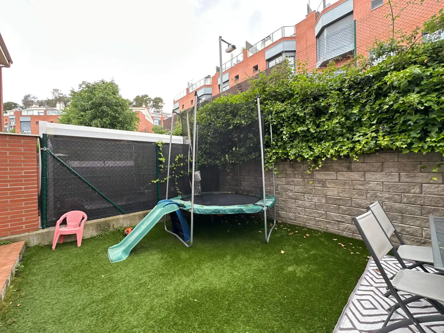 Garten von Einfamilien-Reihenhaus zum Verkauf in Sant Esteve Sesrovires mit Klimaanlage, Heizung und Privatgarten