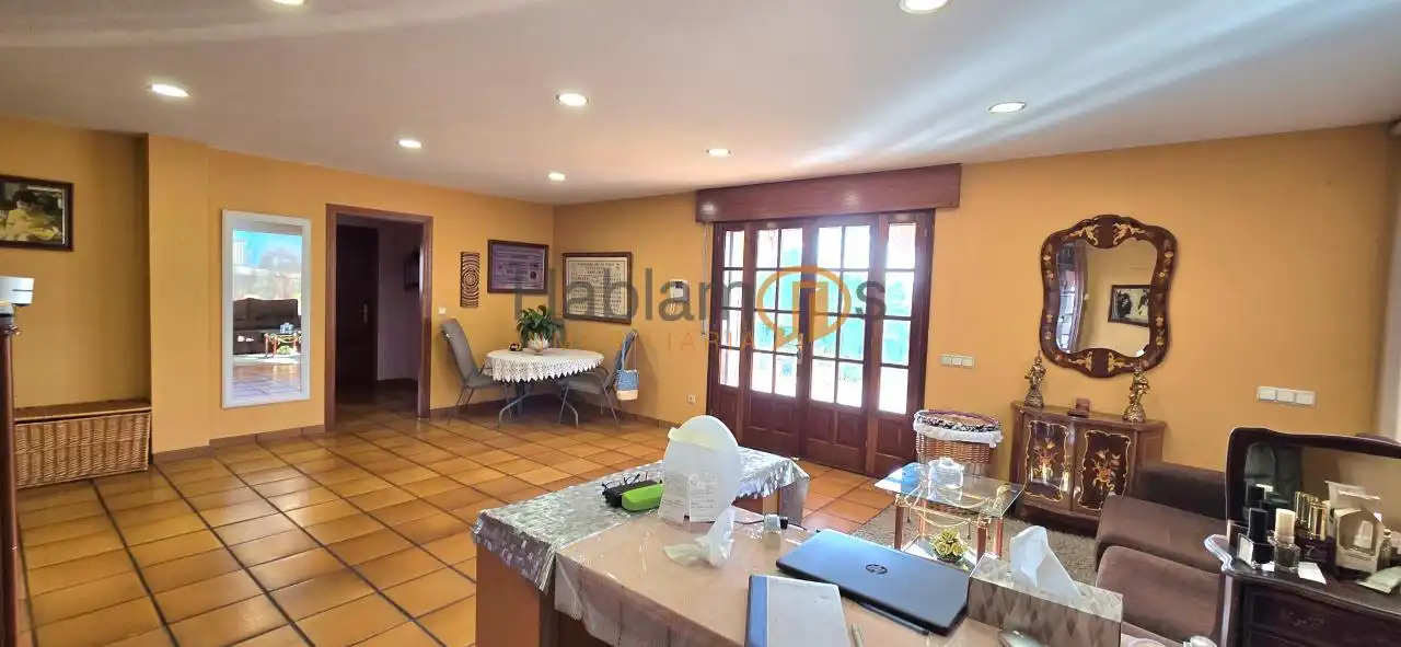 Menjador de Casa o xalet en venda en Vilagarcía de Arousa amb Calefacció, Jardí privat i Terrassa