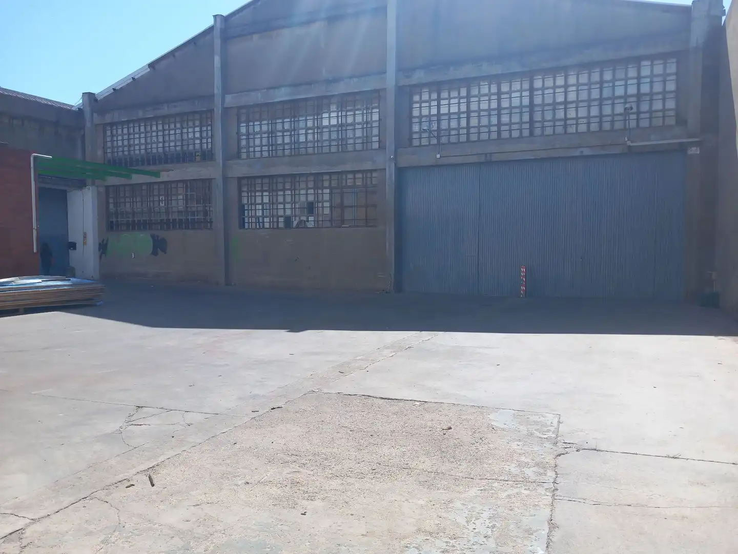 Vista exterior de Nave industrial en venta en L'Hospitalet de Llobregat