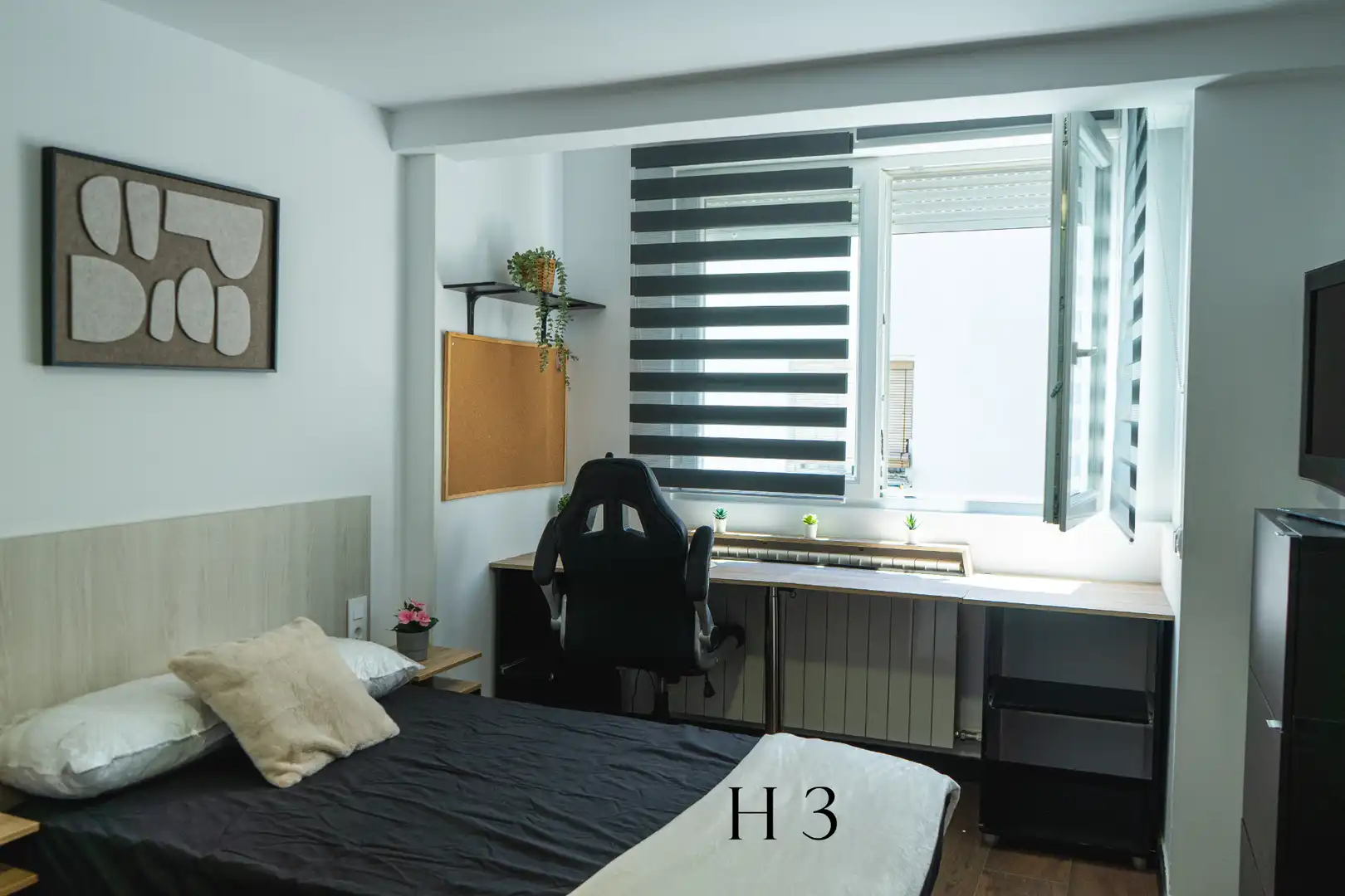 Bedroom of Flat for share in Zaragoza  with Air Conditioner, Heating and Private garden