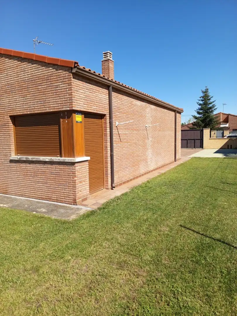 Vista exterior de Casa o xalet en venda en Grijota amb Calefacció i Jardí privat