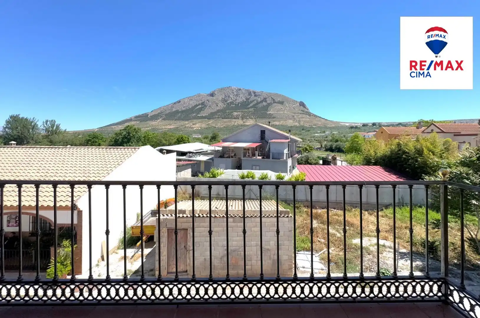 Außenansicht von Einfamilien-Reihenhaus zum Verkauf in Zújar mit Heizung und Terrasse