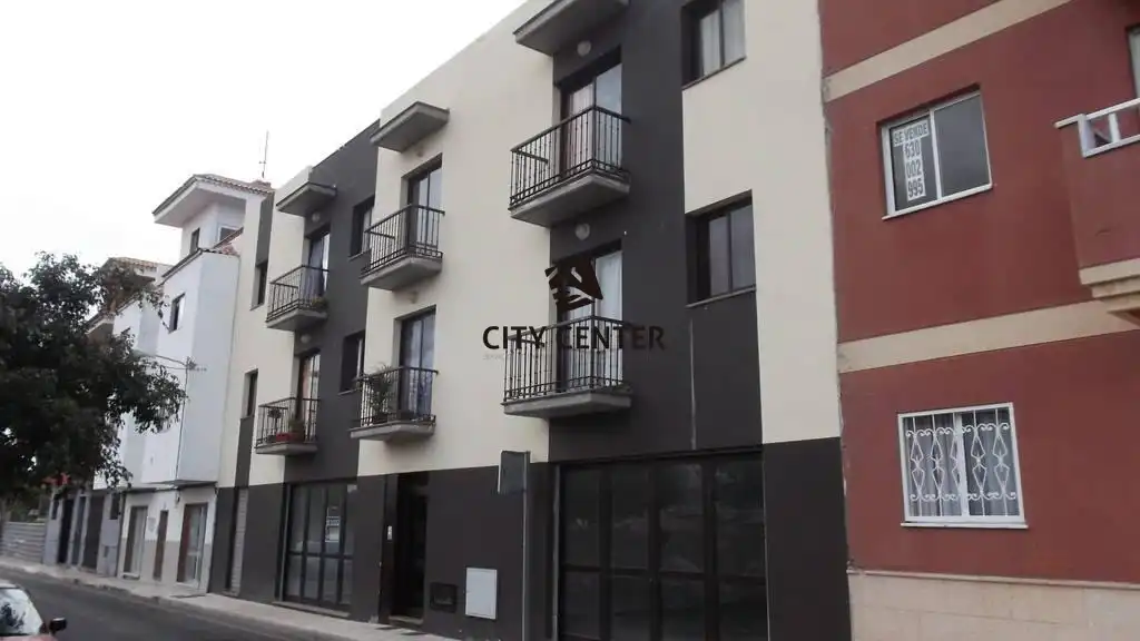 Vista exterior de Local en venta en Arona