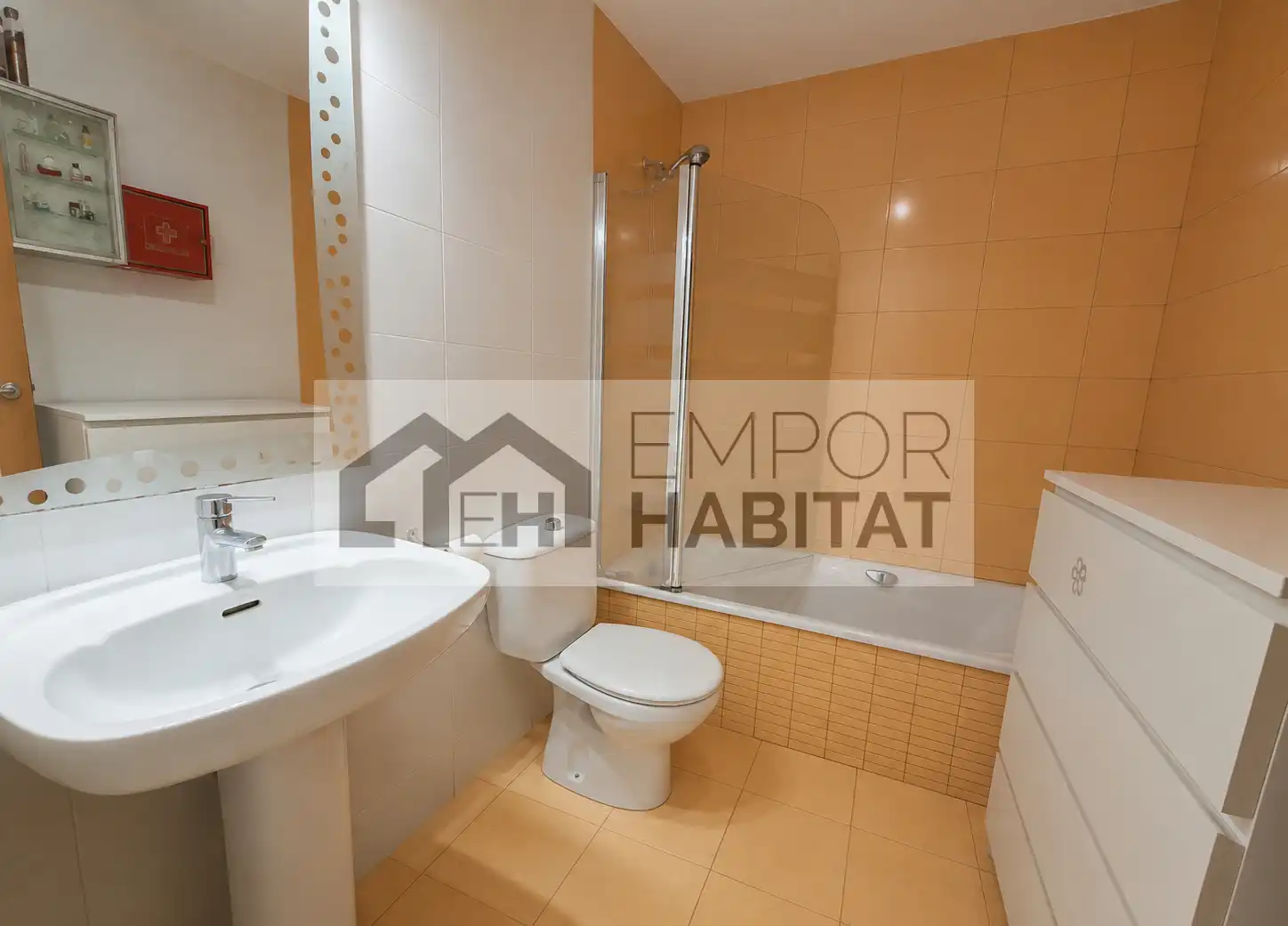 Badezimmer von Einfamilien-Reihenhaus zum Verkauf in Llançà mit Klimaanlage, Heizung und Terrasse