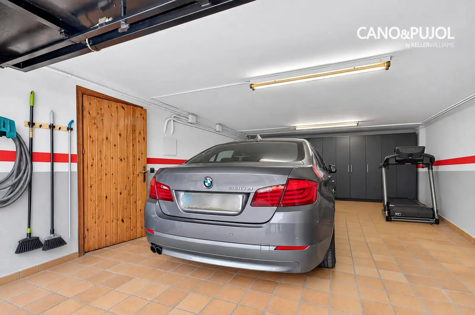 Parking of Houses for sale in Ca n'Oriol