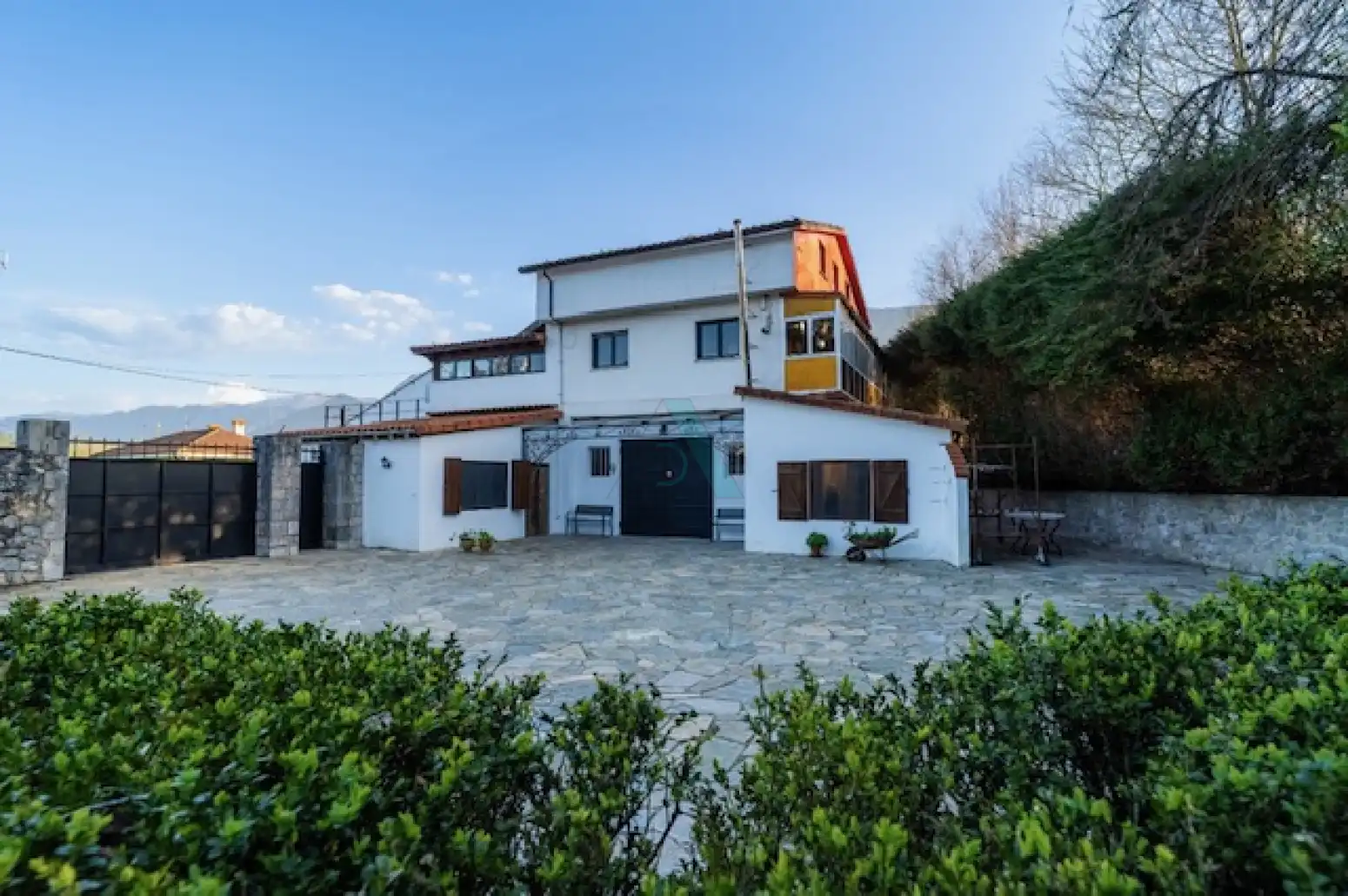 Vista exterior de Casa o xalet en venda en Llanes amb Jardí privat, Terrassa i Piscina