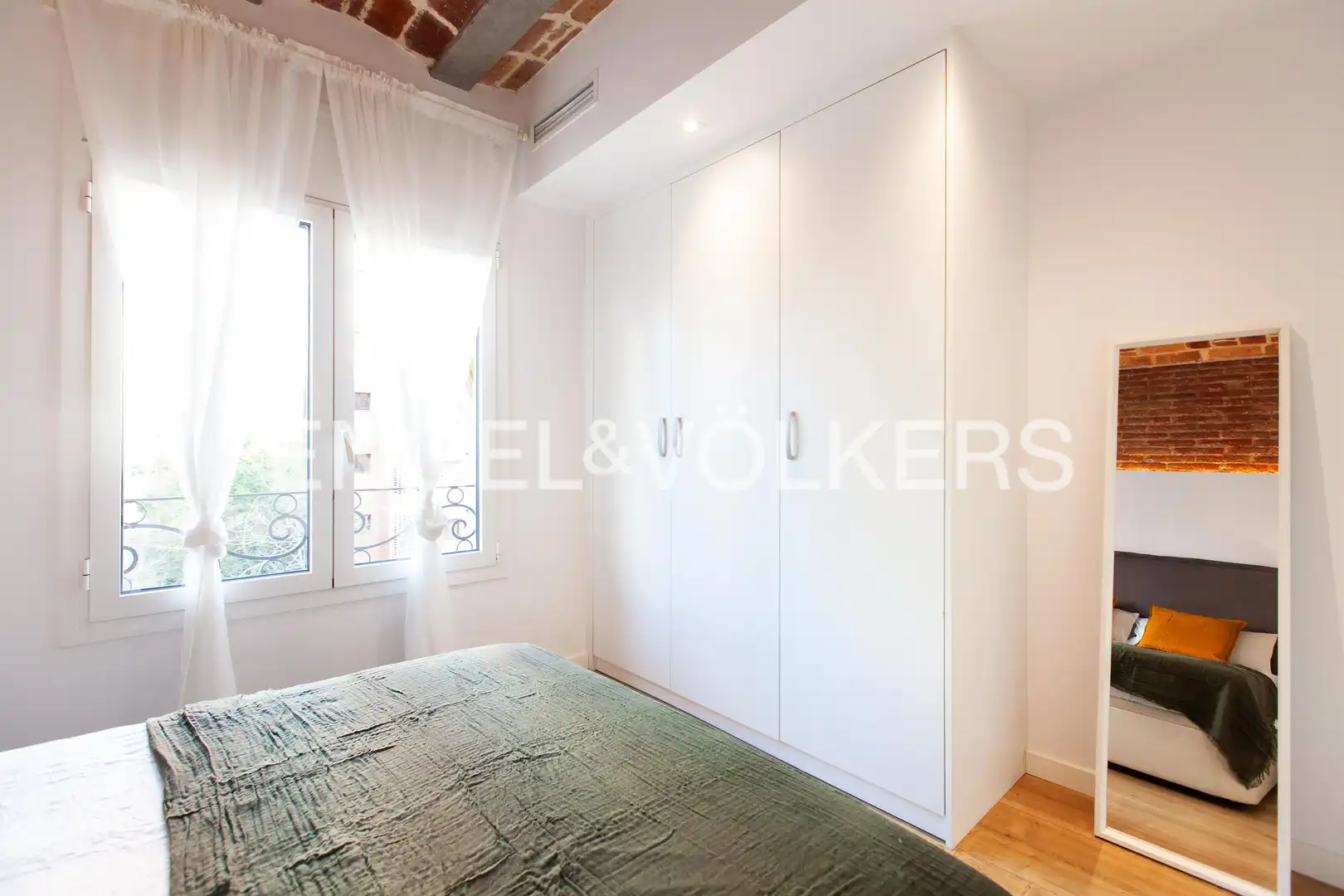 Schlafzimmer von Wohnung zum Verkauf in Barcelona mit Klimaanlage, Heizung und Privatgarten