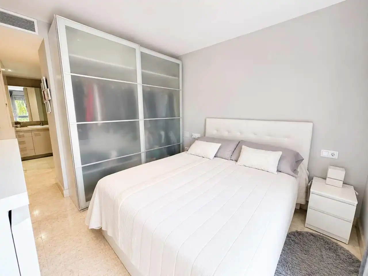 Schlafzimmer von Wohnungen zum Verkauf in Manilva mit Klimaanlage, Heizung und Terrasse