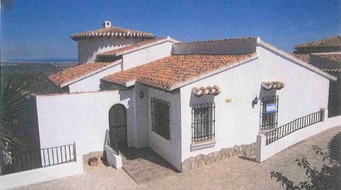 Villa independiente con privacidad, vistas abiertas y piscina privada en Monte Pego