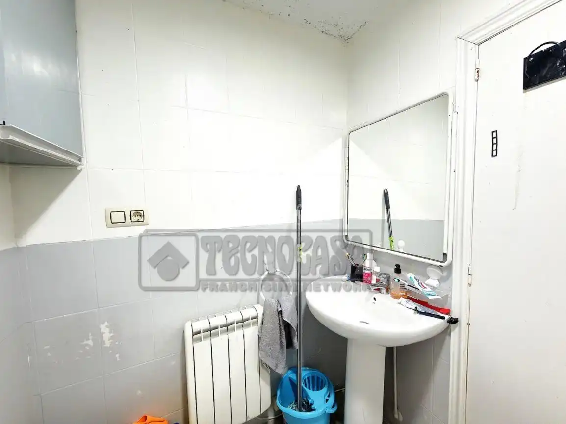 Bathroom of Flat for sale in Cuenca  with Heating and Parquet flooring