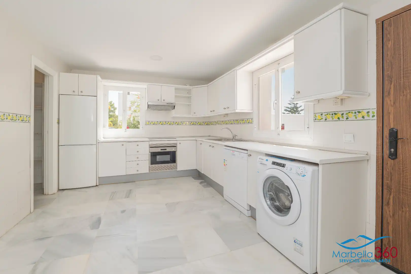 Cuina de Casa o xalet en venda en Marbella amb Aire condicionat, Jardí privat i Terrassa