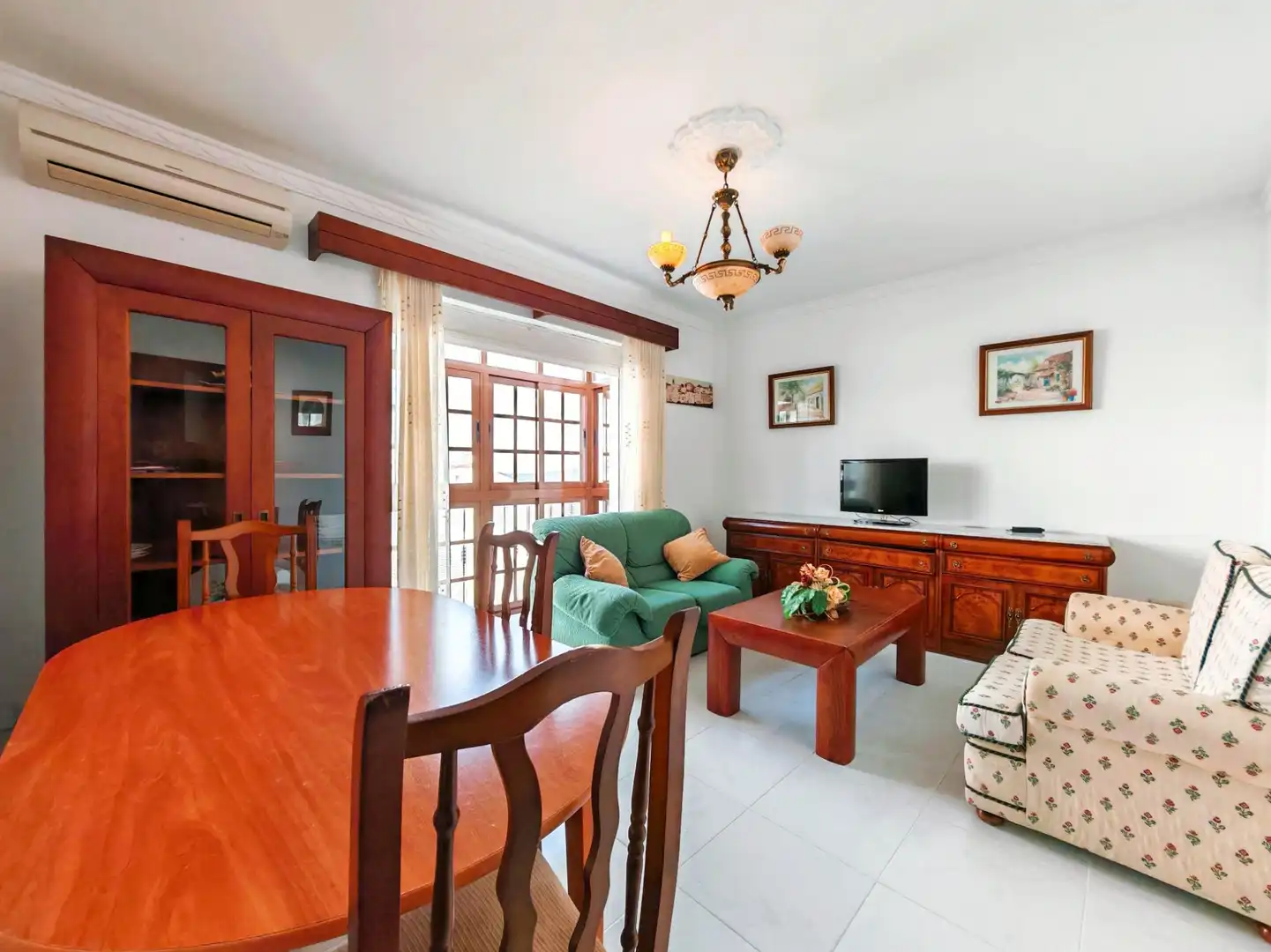 Sala d'estar de Casa o xalet en venda en Vejer de la Frontera amb Aire condicionat, Terrassa i Moblat