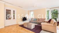 Living room of Single-family semi-detached for sale in  Madrid Capital  with Air Conditioner and Terrace