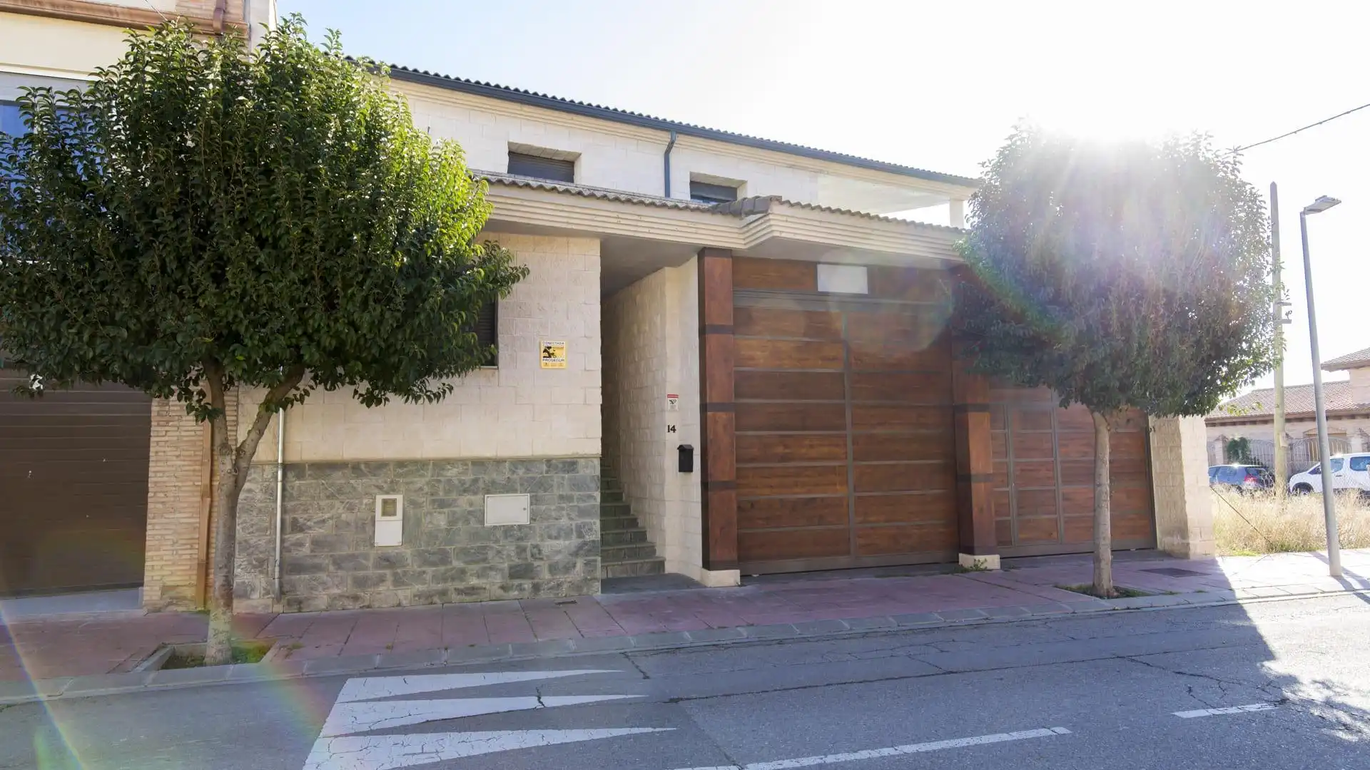 Außenansicht von Haus oder Chalet zum Verkauf in Nuez de Ebro mit Klimaanlage, Heizung und Privatgarten