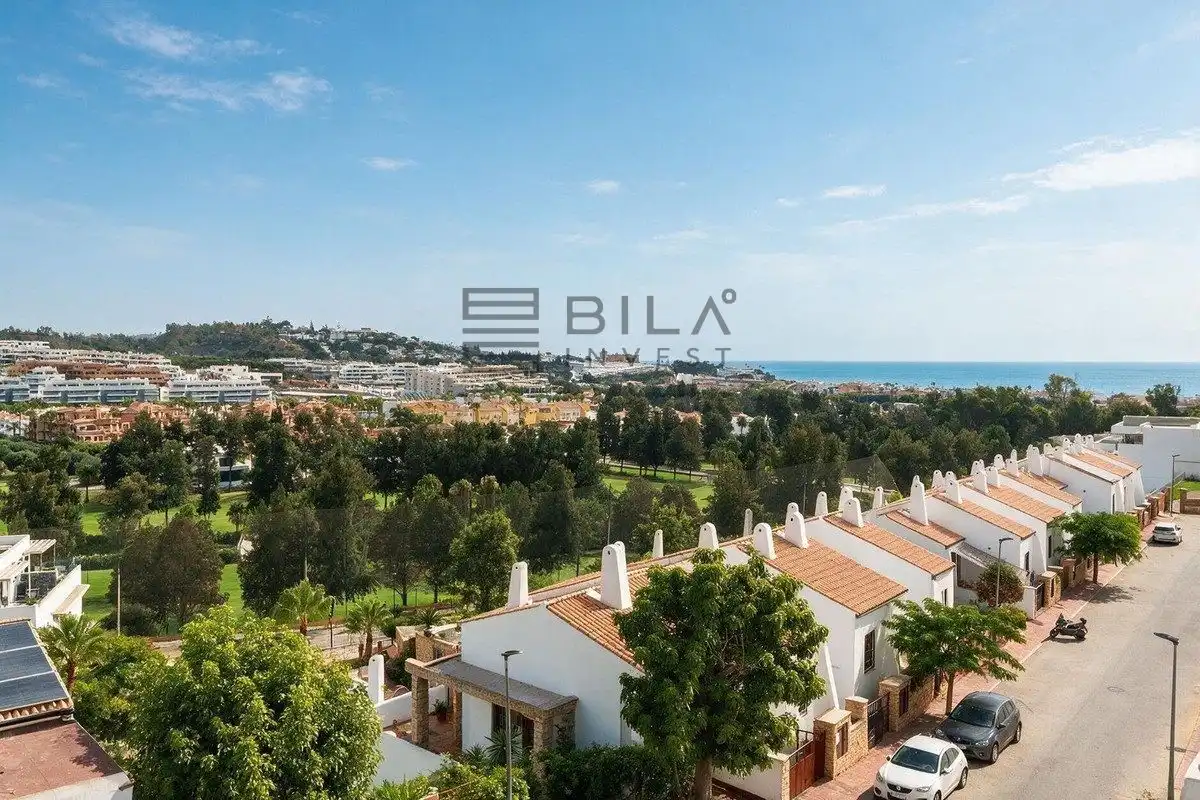 Vista exterior de Piso en venta en Mijas con Aire acondicionado, Terraza y Piscina