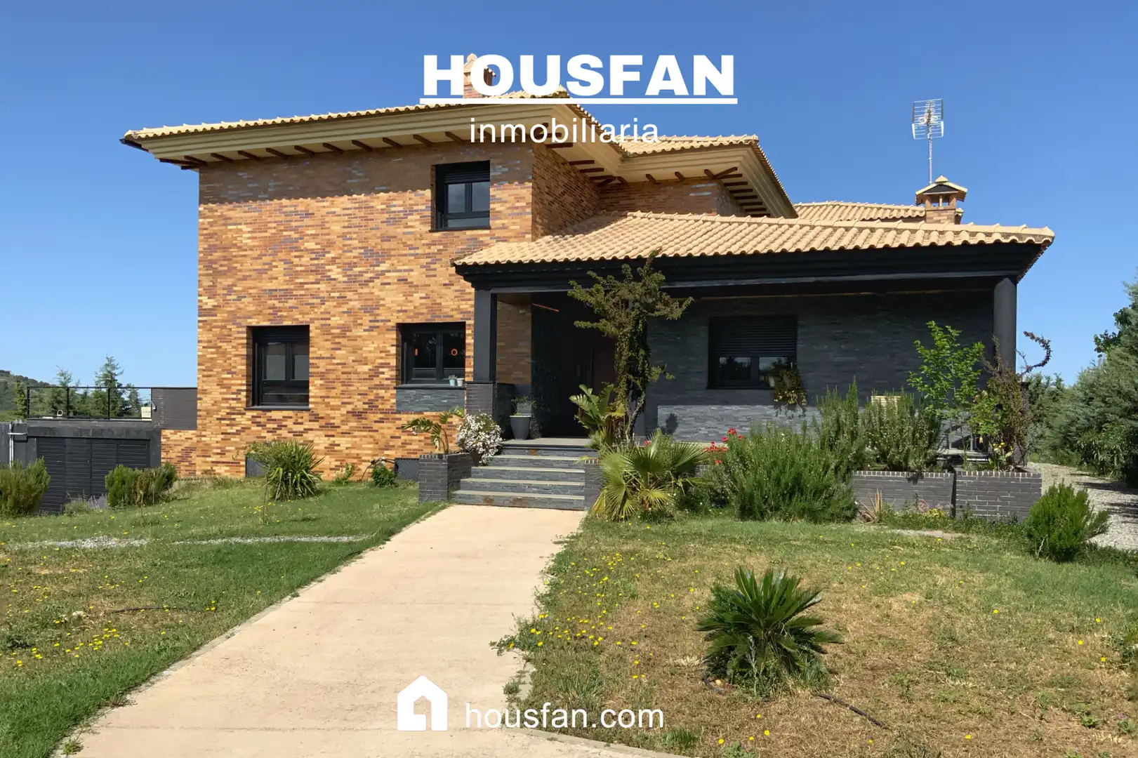 Vista exterior de Casa o xalet en venda en Cáceres amb Aire condicionat, Calefacció i Jardí privat