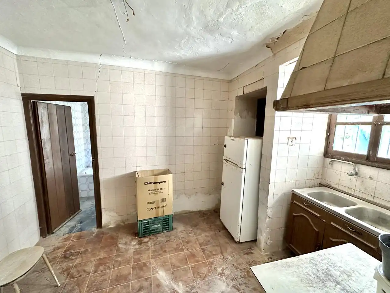 Cuina de Casa o xalet en venda en Sierra de Yeguas amb Jardí privat