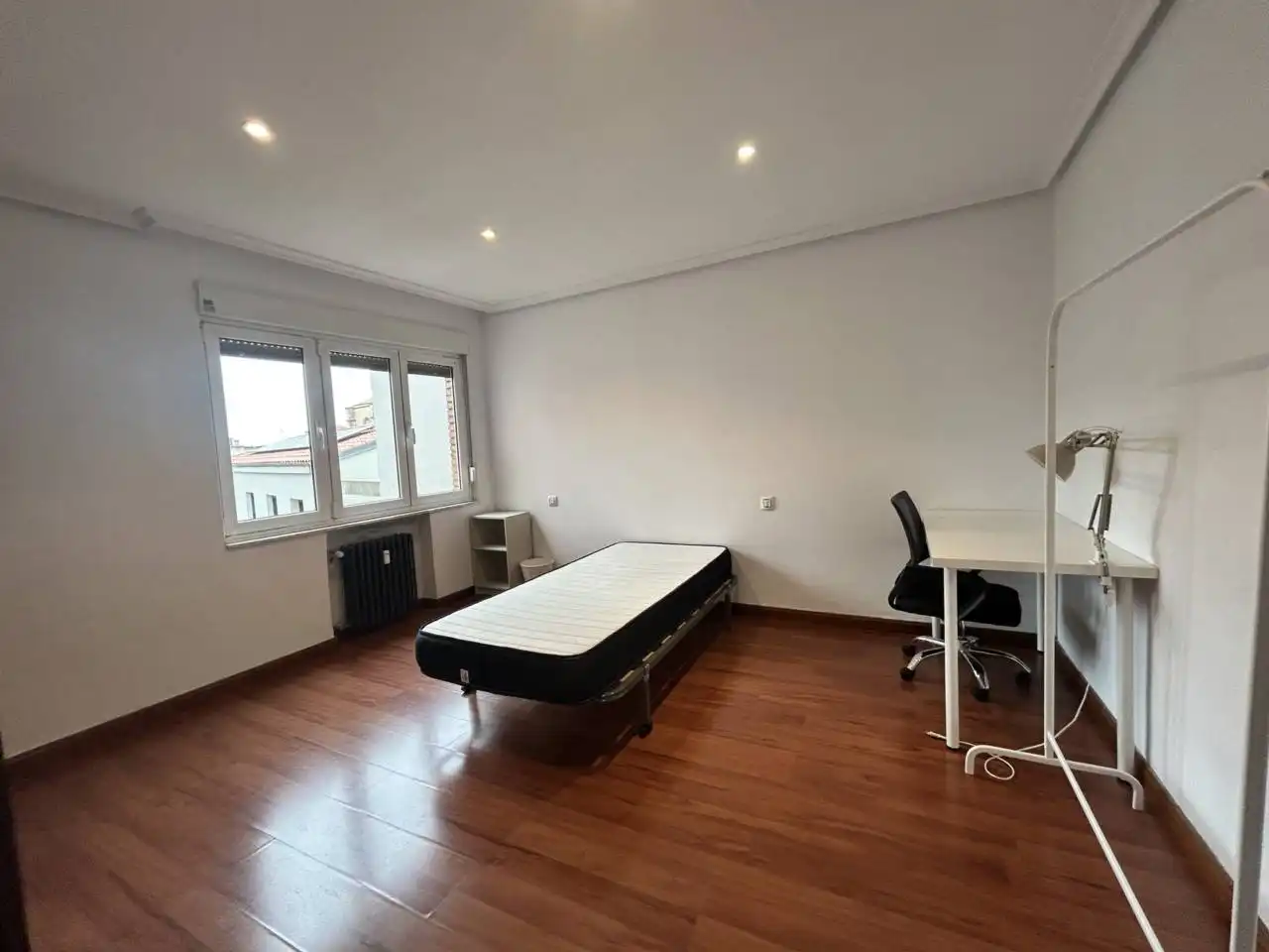 Habitación de Piso de alquiler en Oviedo  con Calefacción y Amueblado