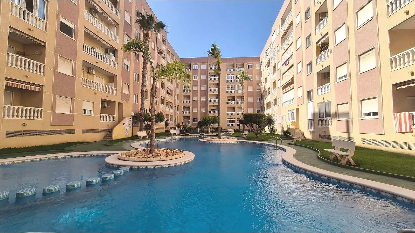 Vista exterior de Estudi en venda en Torrevieja amb Jardí privat, Moblat i Balcó