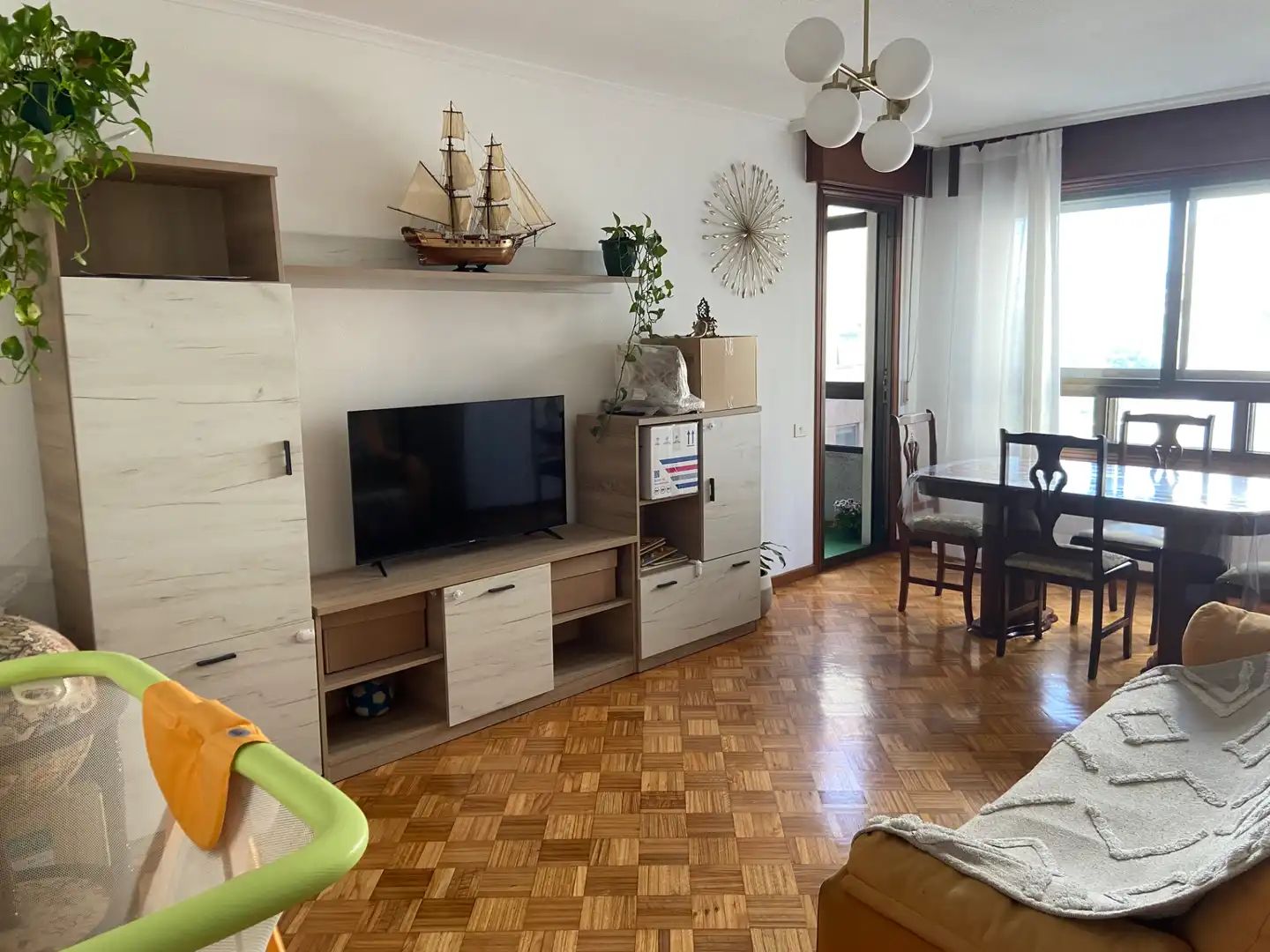 Sala de estar de Piso en venta en Vigo  con Calefacción, Parquet y Terraza